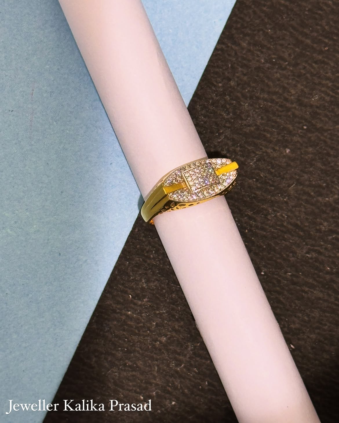 22 carat gold buckle-design bracelet with stone detailing
