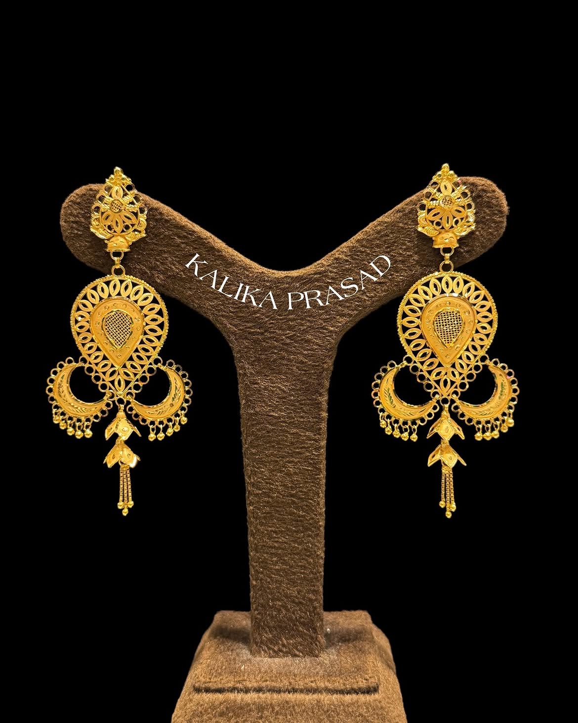 Gold filigree earrings with heart motif and crescent drops