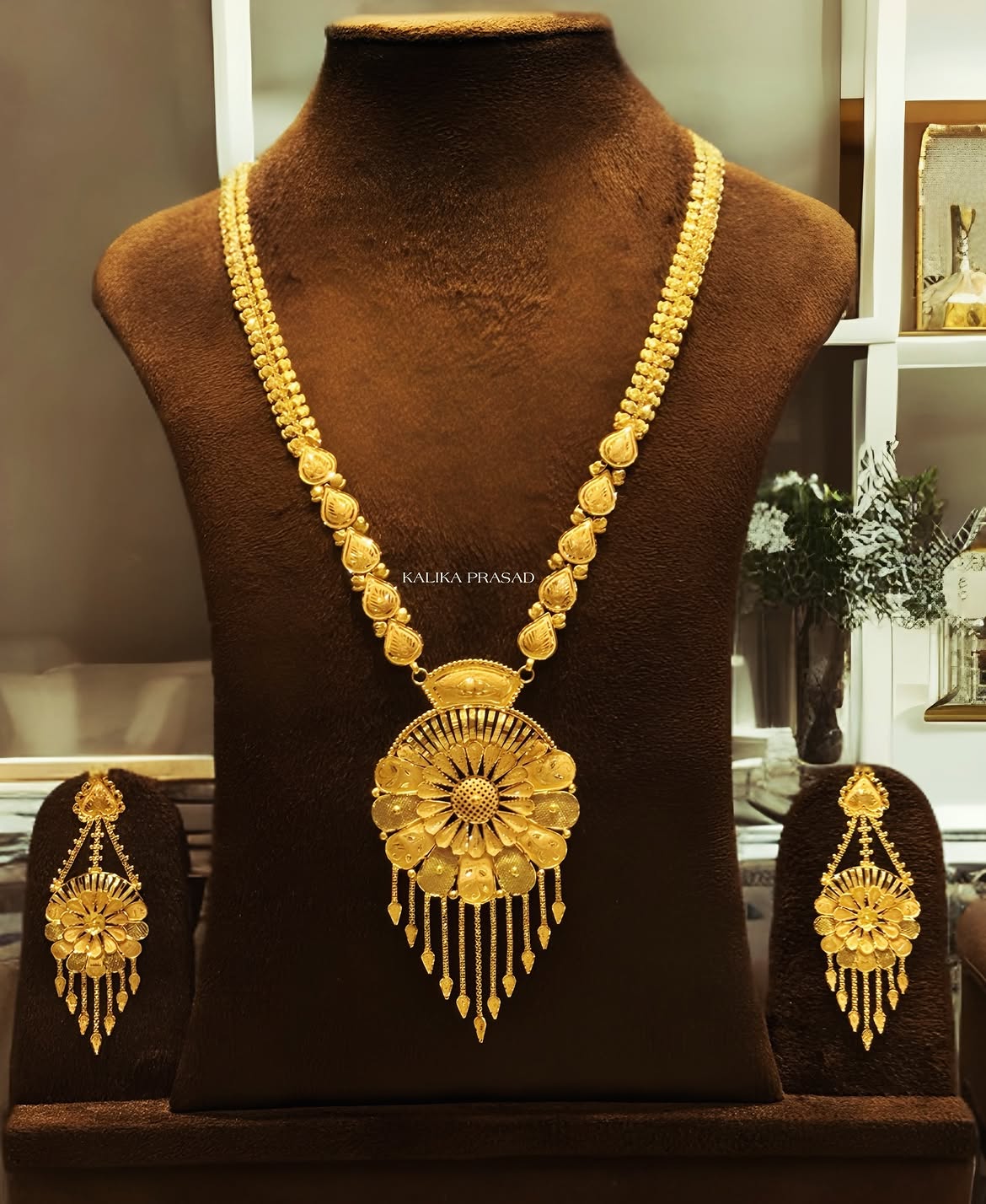 22 carat gold sitahar necklace with matching earrings from Jeweller Kalika Prasad